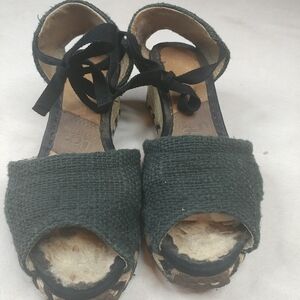UGG F8007L AUSTRALIA black fabric Espadrille Wmns